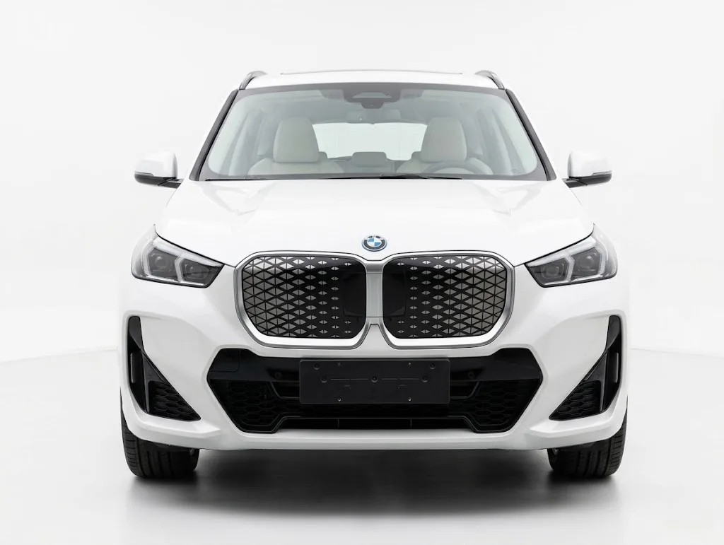 SUV BMW X1 eDrive 2026 in Los Angeles — photo 2