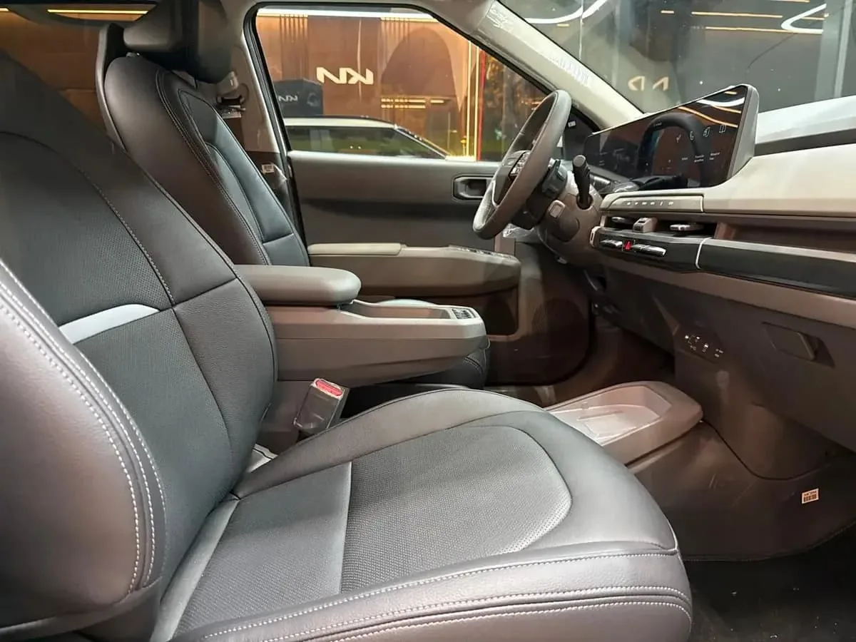 SUV Kia EV3 2025 Light in Miami — photo 5