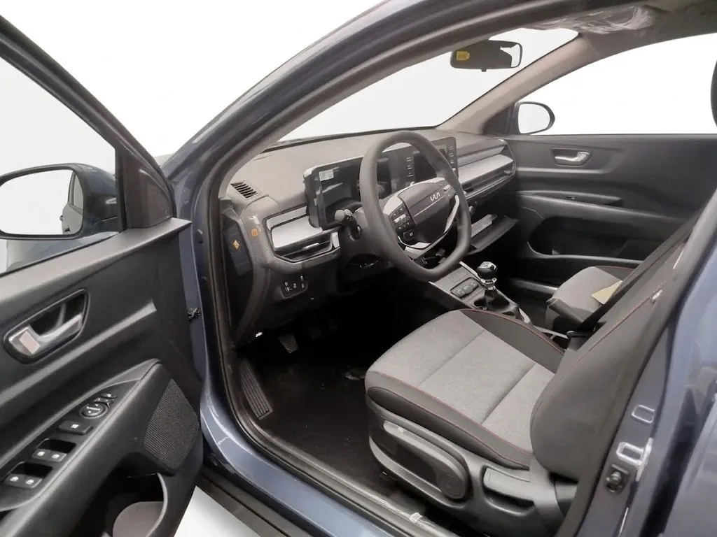 SUV Kia Stonic Desire 2027 in Houston — photo 4