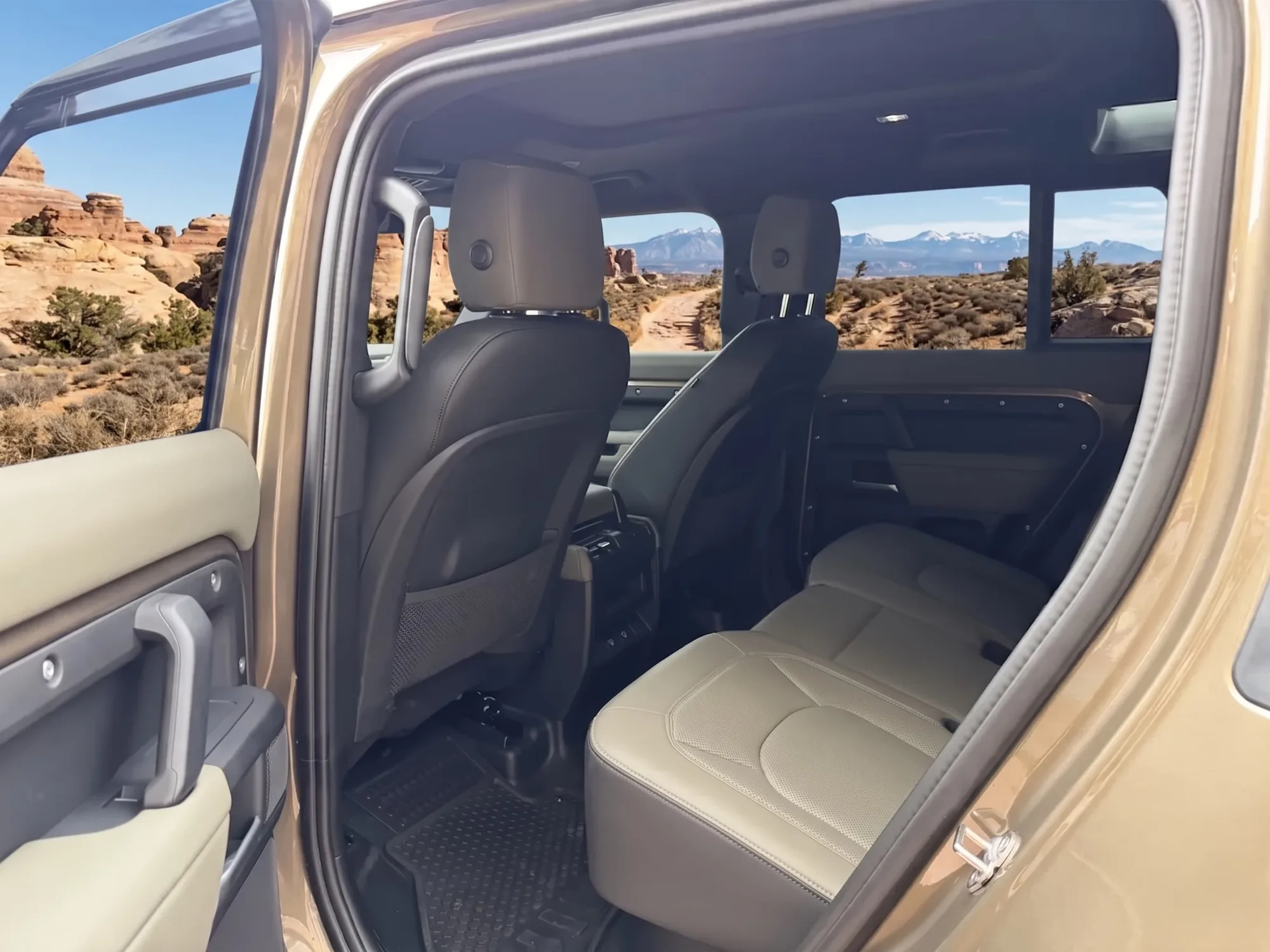 Pickup Land Rover Defender 2025 in Sacramento — photo 7