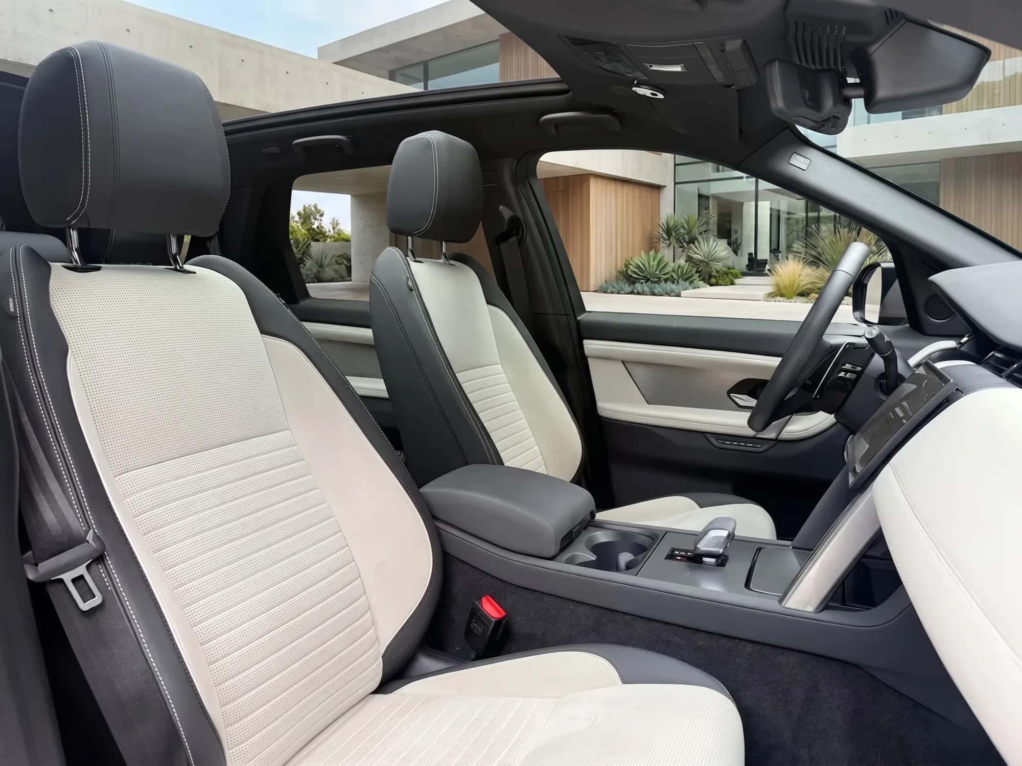 SUV Land Rover Discovery Sport 2024 in Houston — photo 4