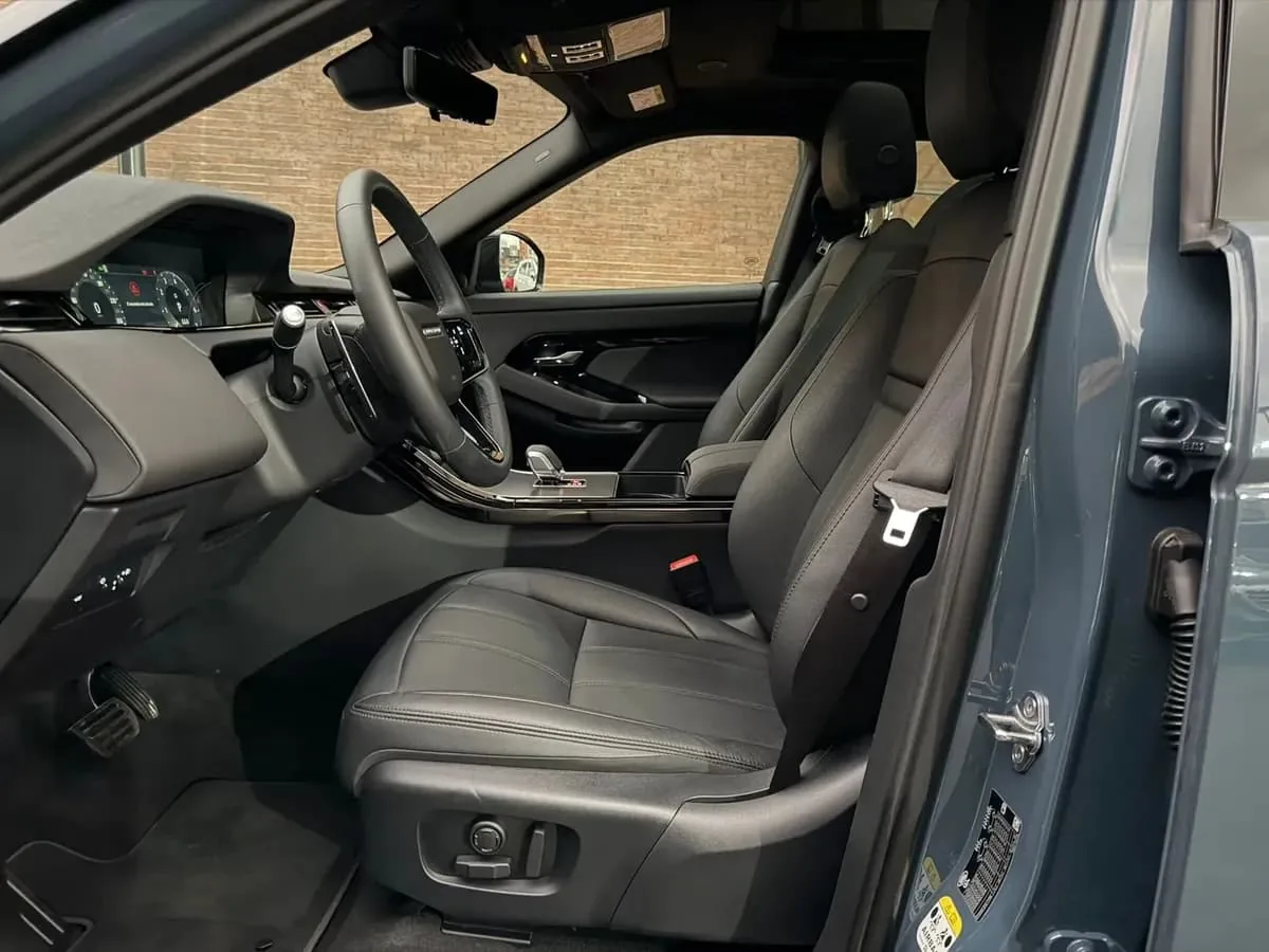 Pickup Land Rover Range Rover Evoque 2023 in Houston — photo 7