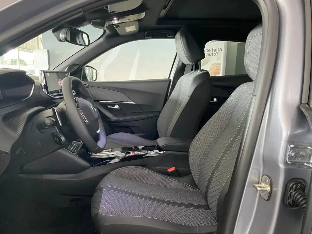 SUV Peugeot 2008 2026 in Houston — photo 5