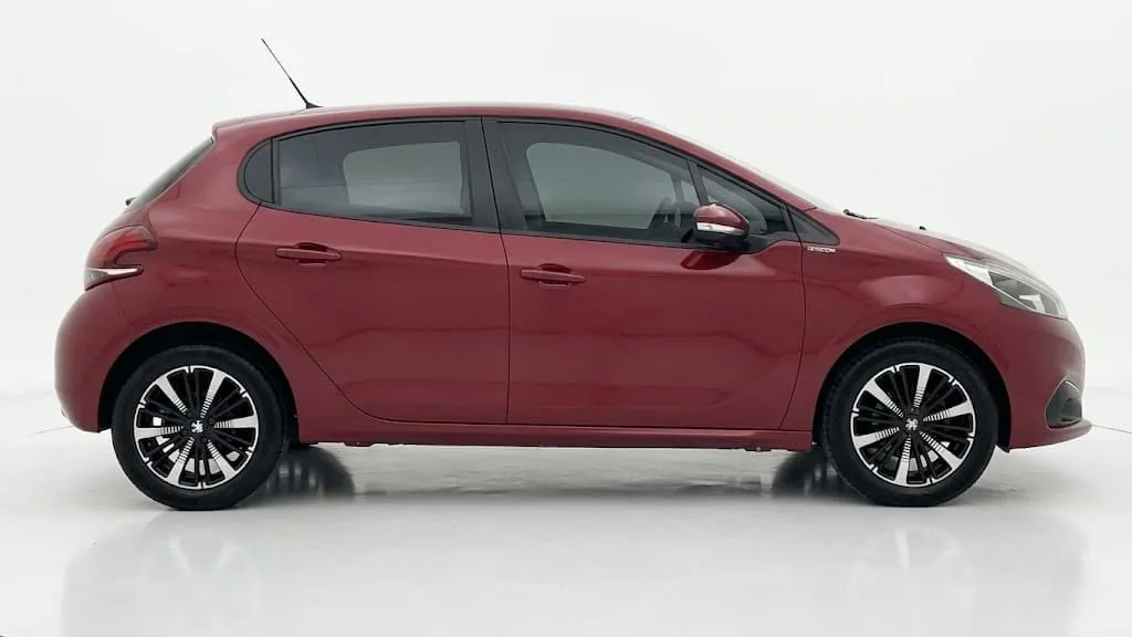 Hatchback Peugeot 208 2018 in Denver — photo 3