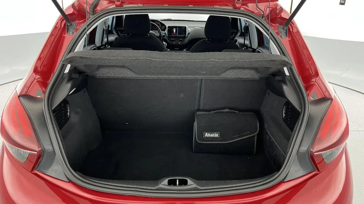 Hatchback Peugeot 208 2018 in Denver — photo 9