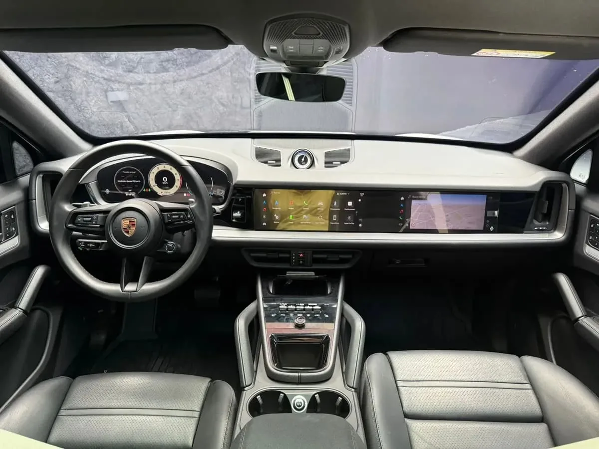 SUV Porsche Cayenne E-Hybrid 2025 in Sacramento — photo 5