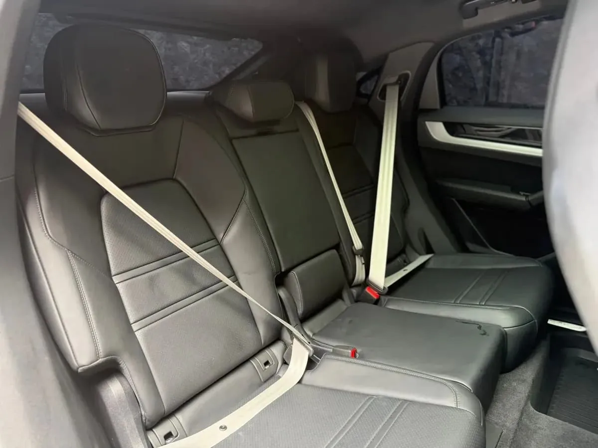 SUV Porsche Cayenne E-Hybrid 2025 in Sacramento — photo 7