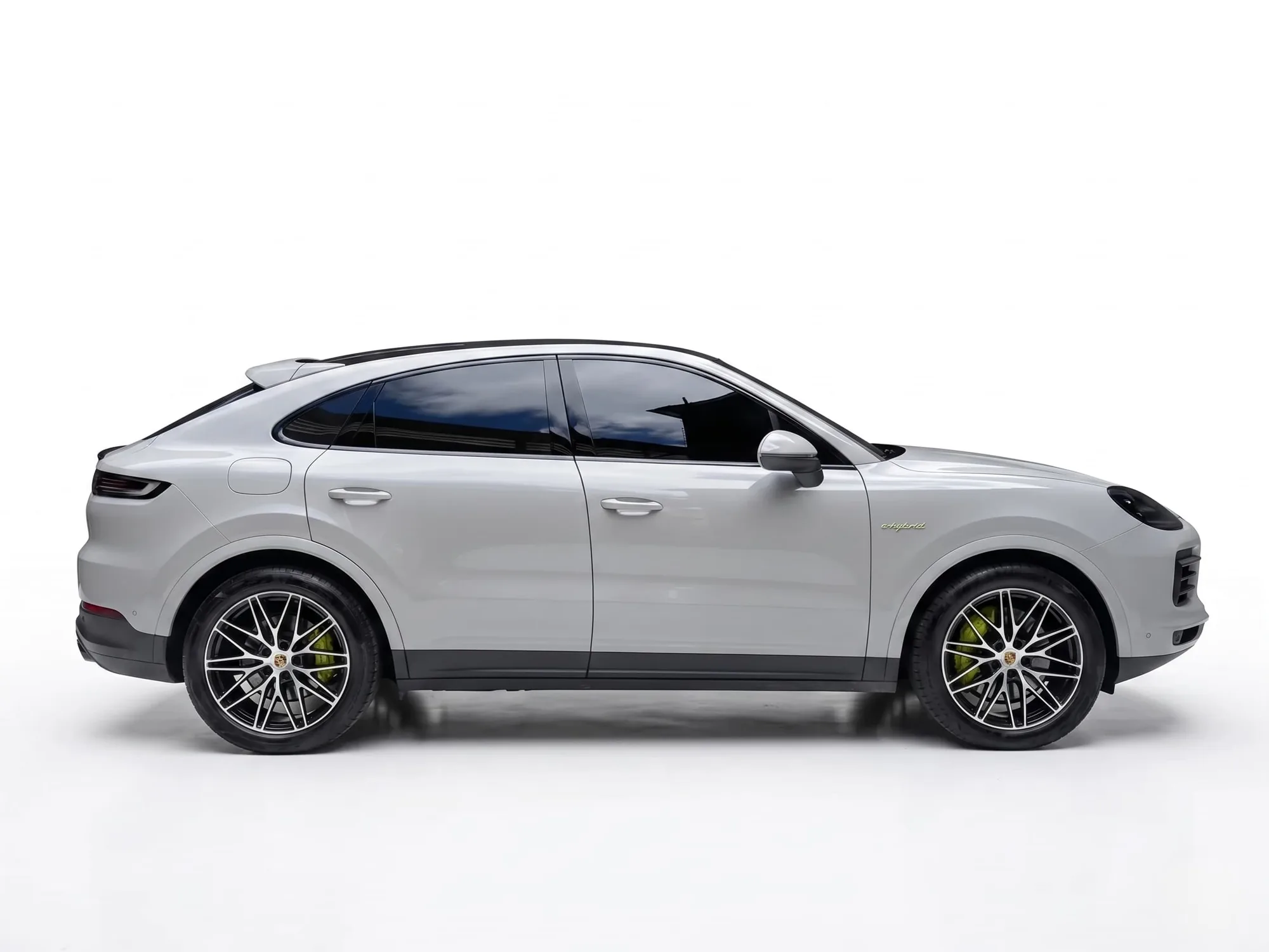 SUV Porsche Cayenne E-Hybrid 2025 in Sacramento — photo 3