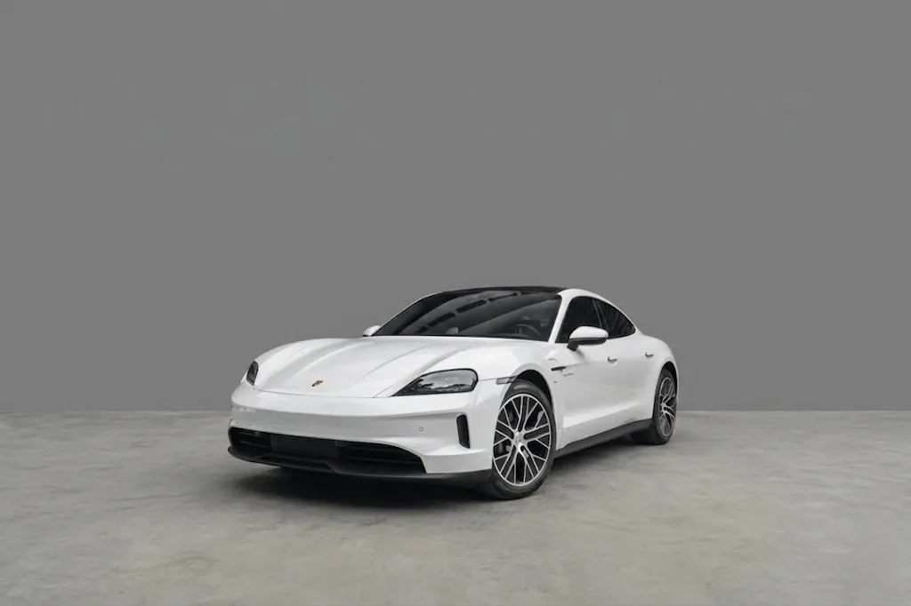 Sedan Porsche Taycan 2025 in Atlanta