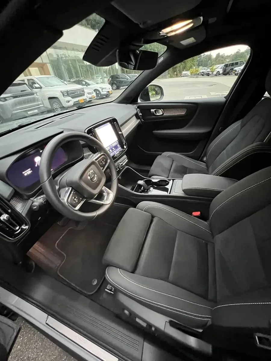 SUV Volvo EX 40 Plus 2026 in Dallas — photo 7