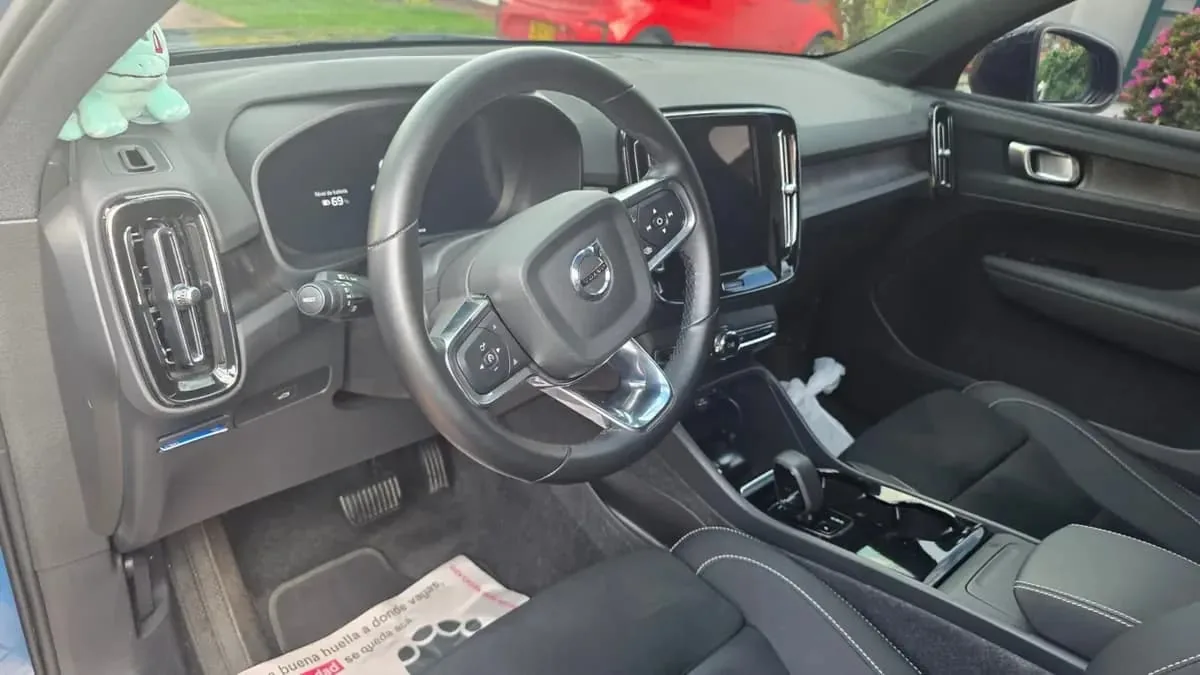 SUV Volvo XC 40 2024 in Chicago — photo 7