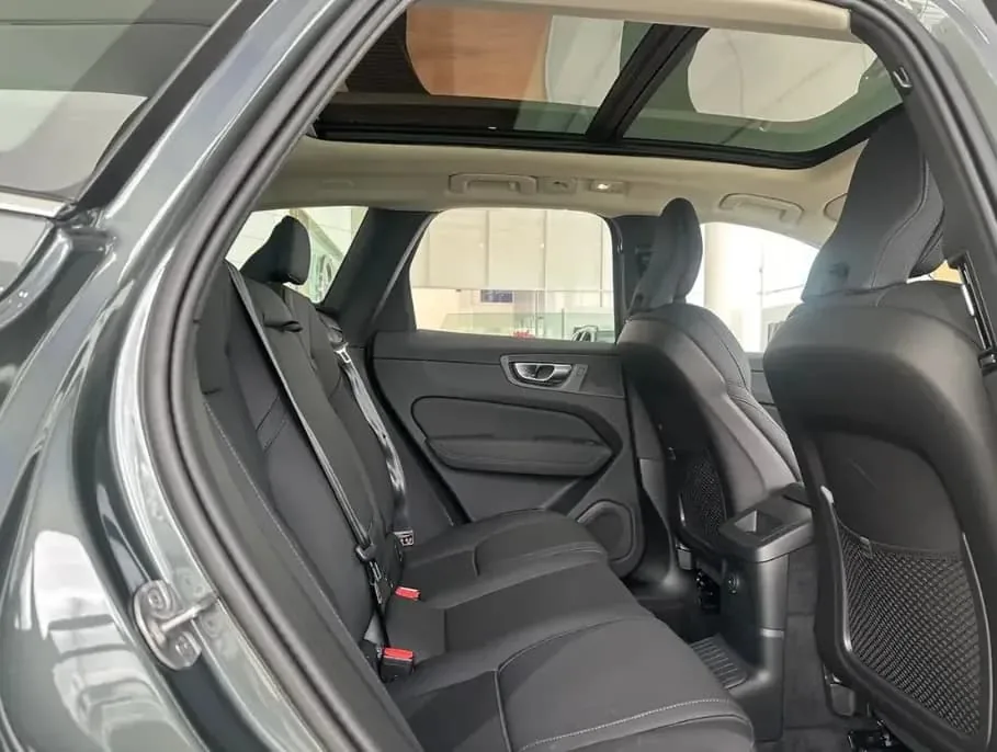 SUV Volvo XC 60 T6 2026 in Tampa — photo 6