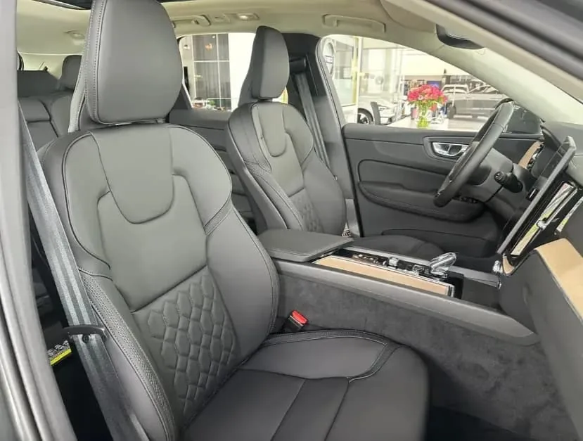 SUV Volvo XC 60 T6 2026 in Tampa — photo 5