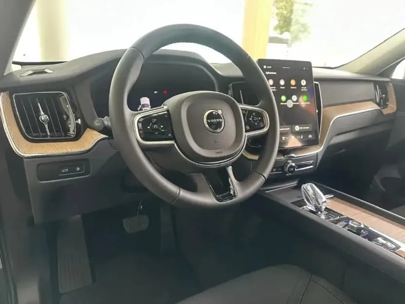 SUV Volvo XC 60 T6 2026 in Tampa — photo 4