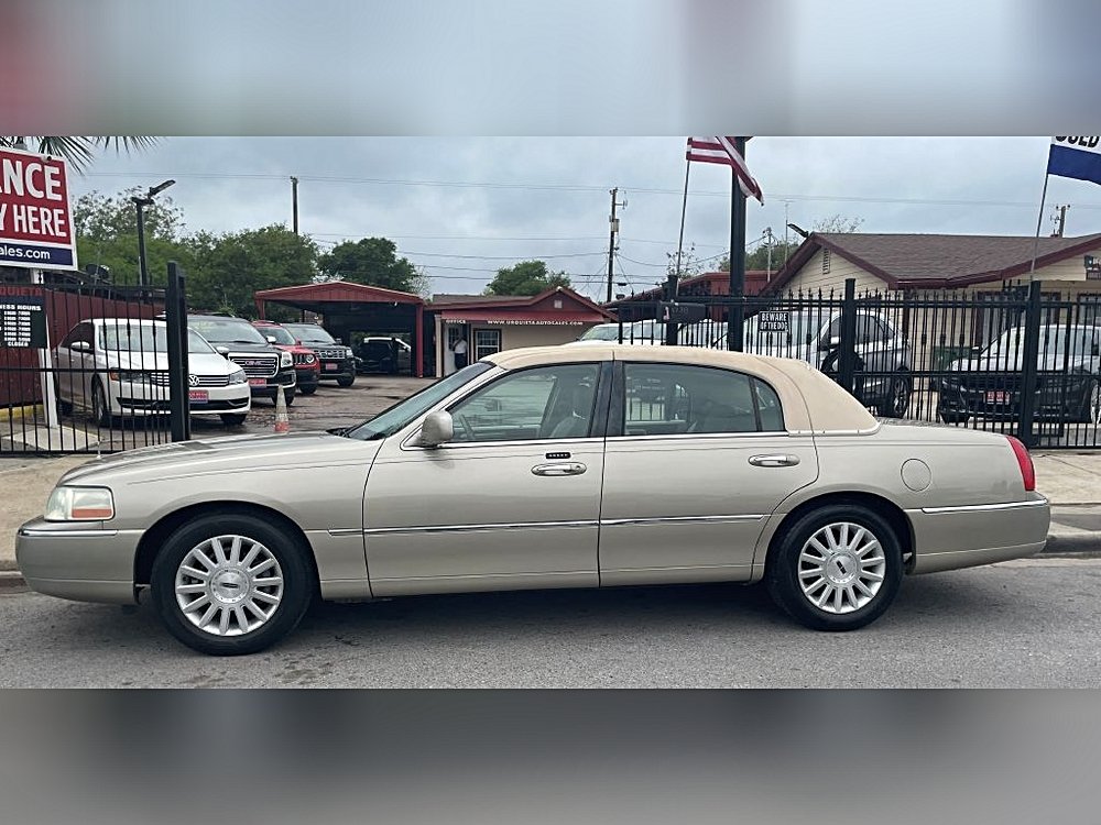 2004 Lincoln Town Car Executive Beige