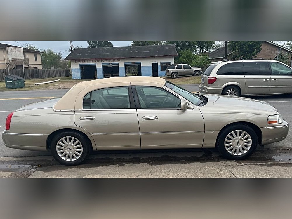 2004 Lincoln Town Car Executive Beige
