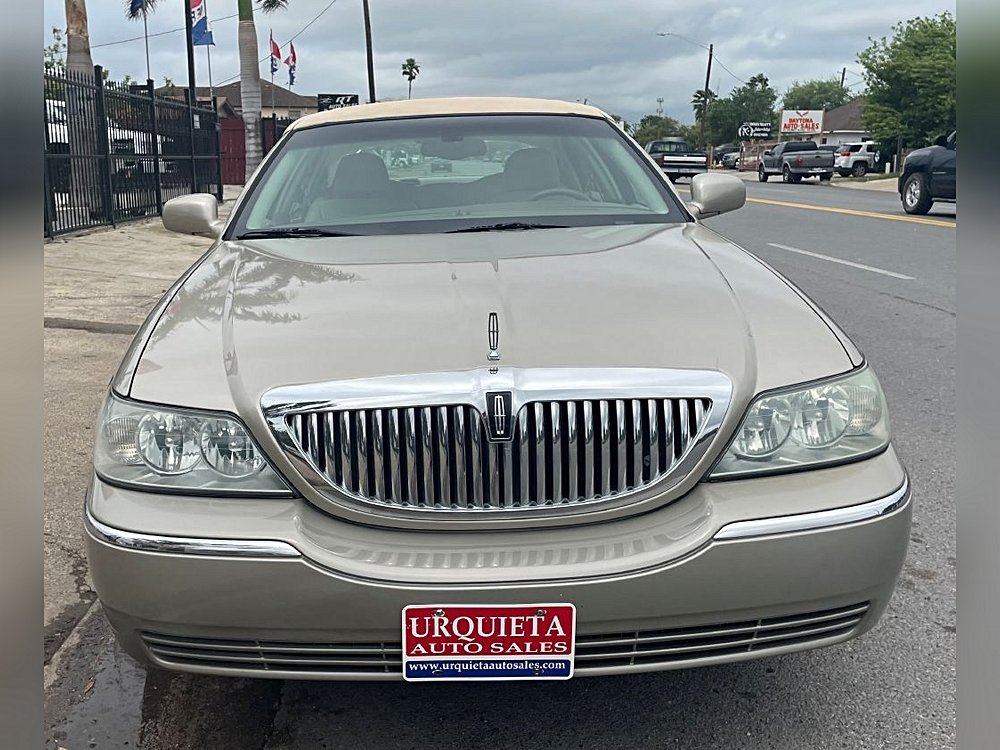 2004 Lincoln Town Car Executive Beige