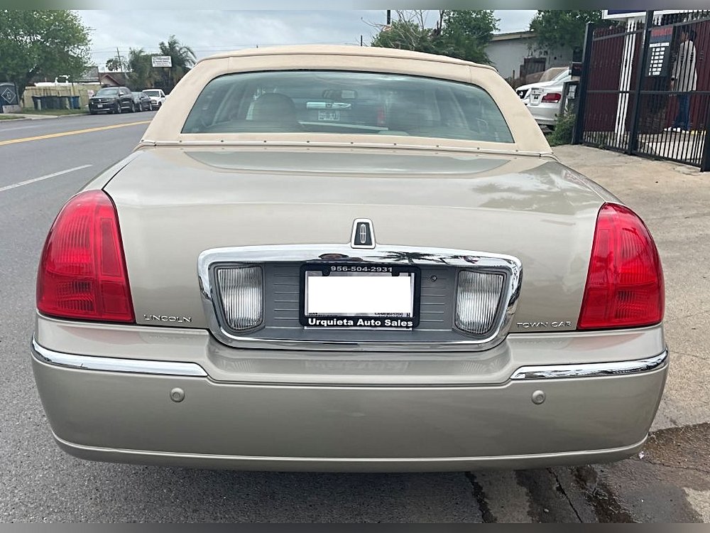 2004 Lincoln Town Car Executive Beige