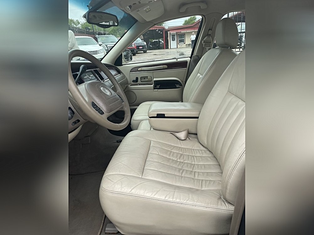 2004 Lincoln Town Car Executive Beige