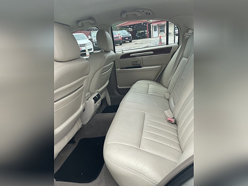 2004 Lincoln Town Car Executive Beige