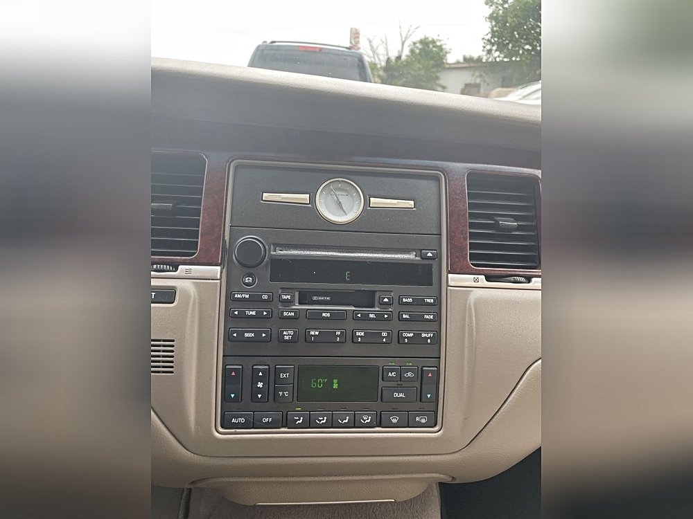 2004 Lincoln Town Car Executive Beige