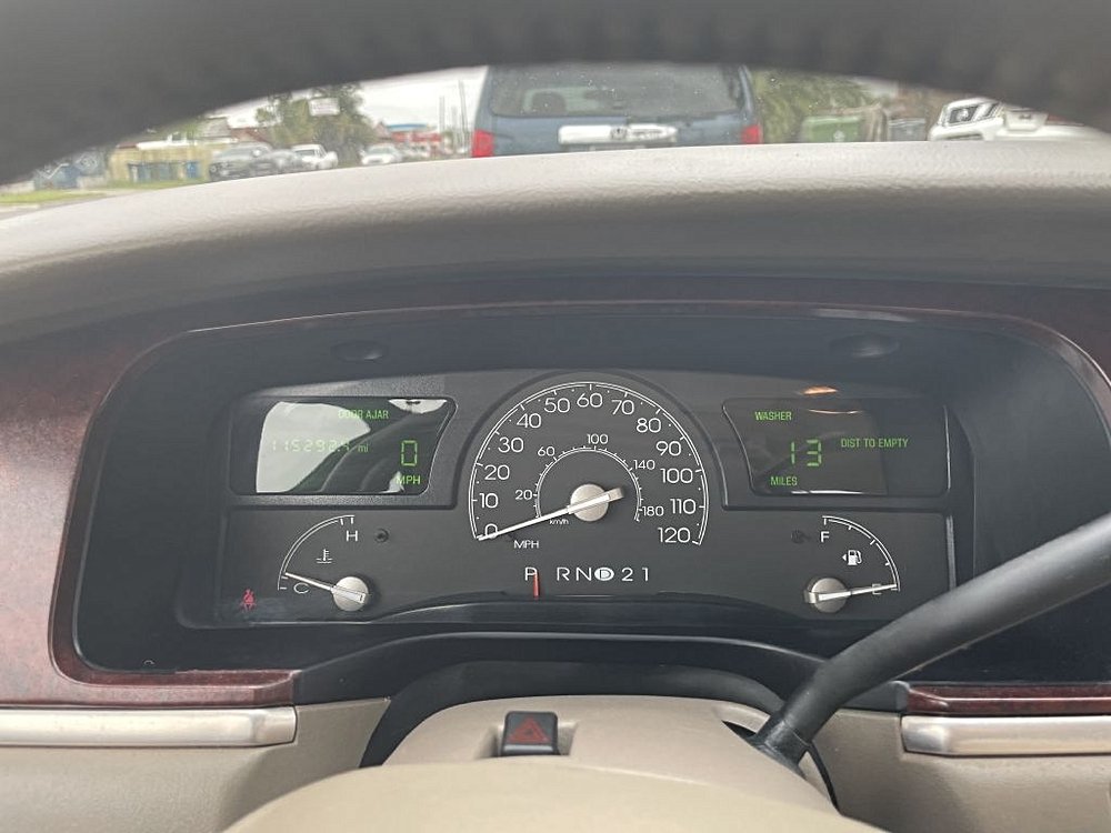 2004 Lincoln Town Car Executive Beige