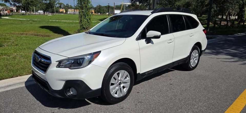 2018 Subaru outback white