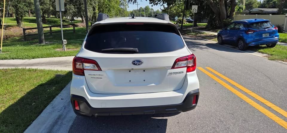 2018 Subaru outback white