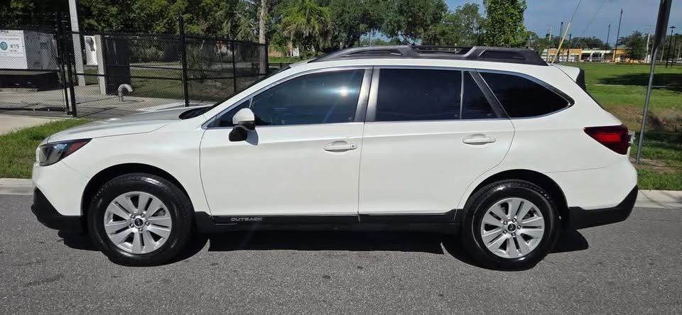2018 Subaru outback white