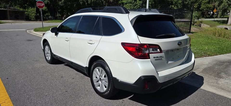 2018 Subaru outback white