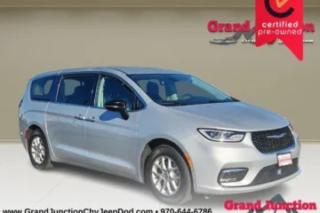 Used 2024 Chrysler Pacifica Touring-L