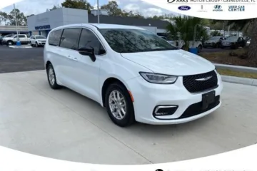 Used 2024 Chrysler Pacifica Touring-L
