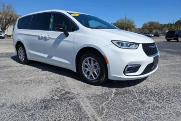 Used 2025 Chrysler Pacifica Select